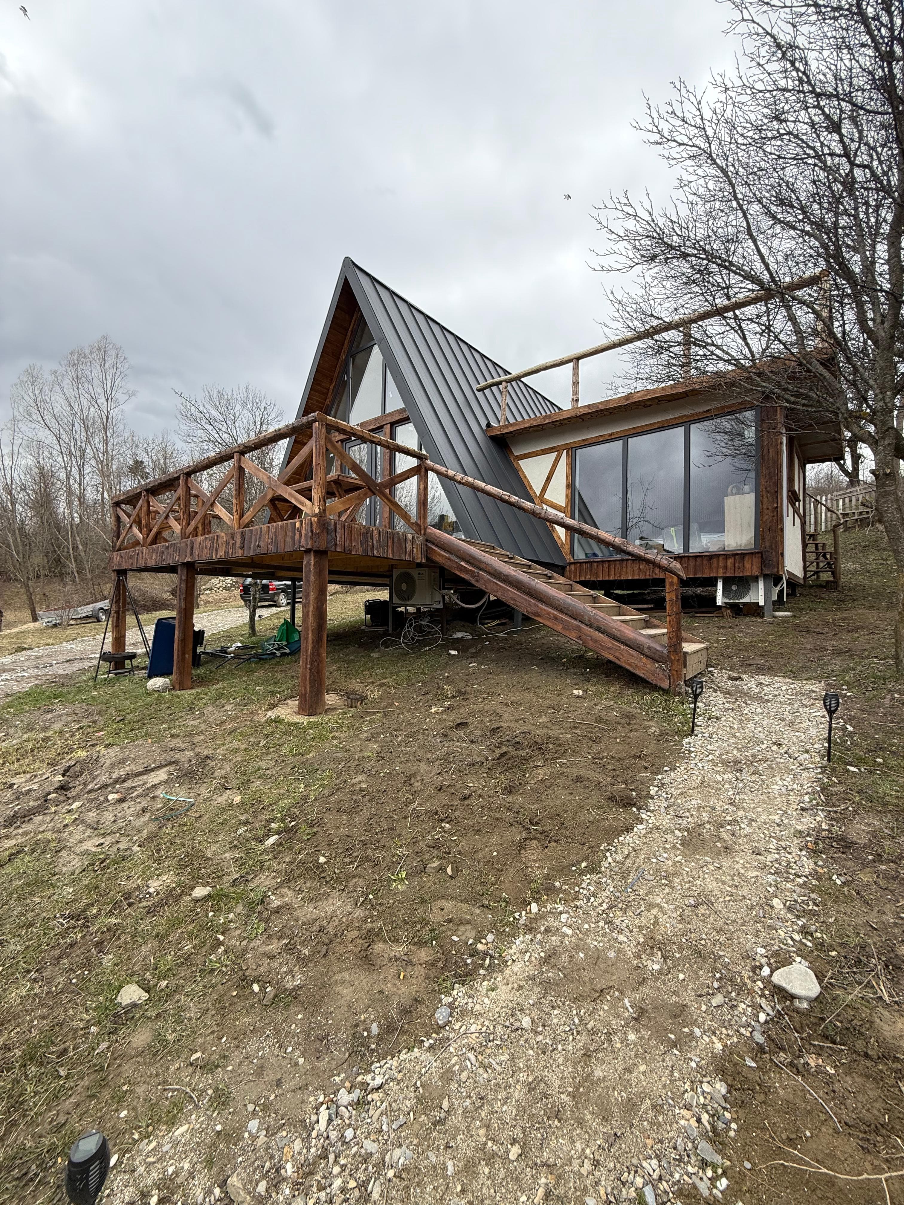 The Retreat — A-Frame Premium exterior frontal, Sătucul Verde