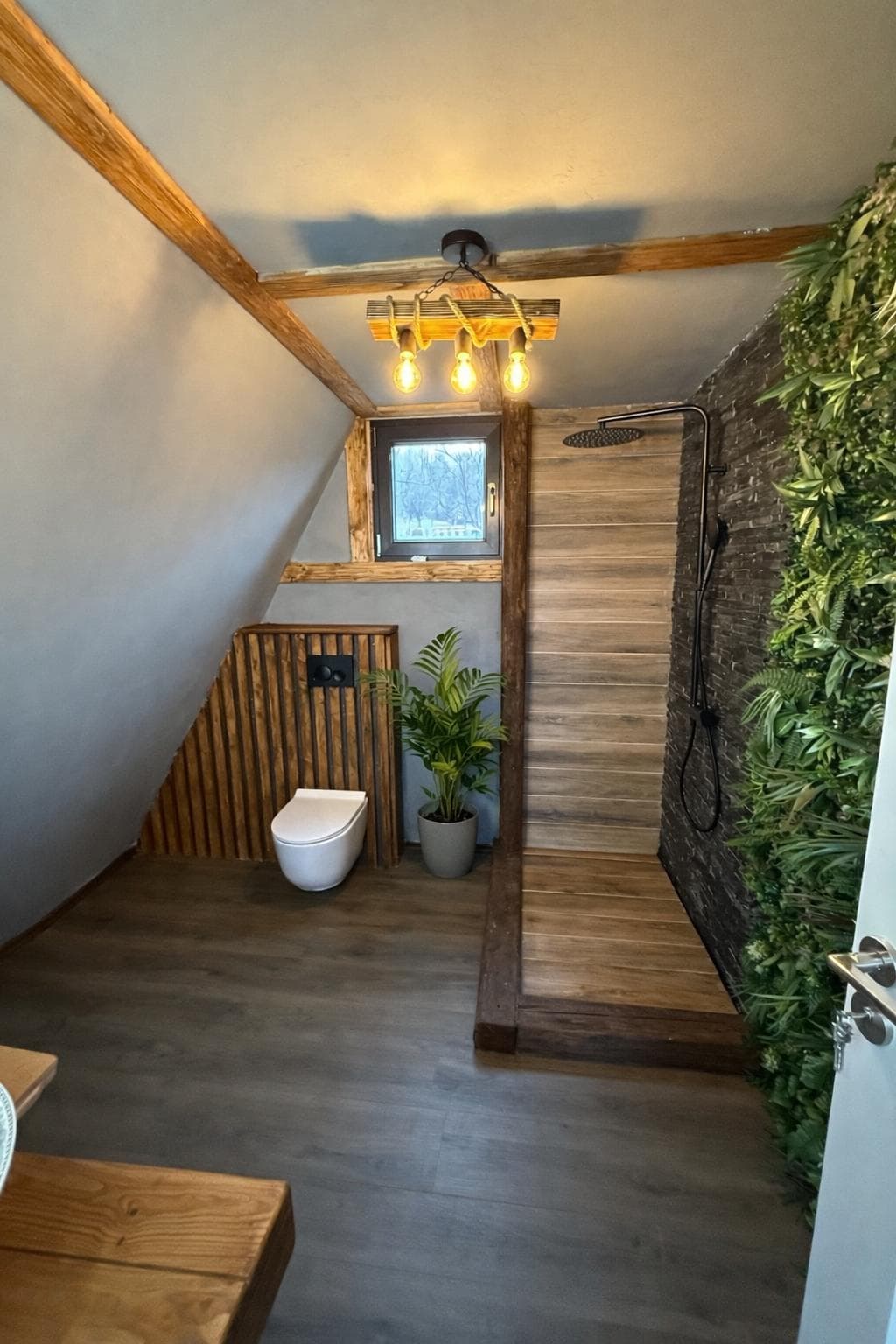 Interior premium — baie de design la Sătucul Verde, Secăria Prahova